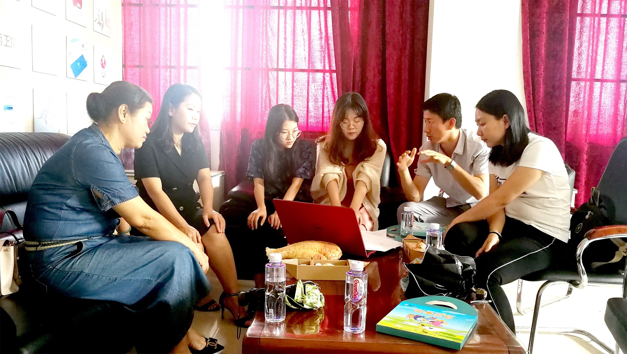 2019年5月31日 中国邮政集团北海分雪缘园即时比分司项目经理及设计师与我院师生具体洽谈涠洲岛文化创意设计项目  (3).jpg