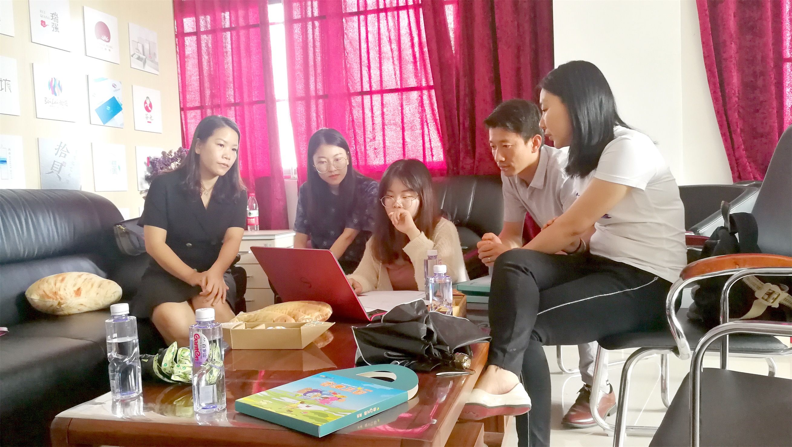 2019年5月31日 中国邮政集团北海分雪缘园即时比分司项目经理及设计师与我院师生具体洽谈涠洲岛文化创意设计项目  (1).jpg